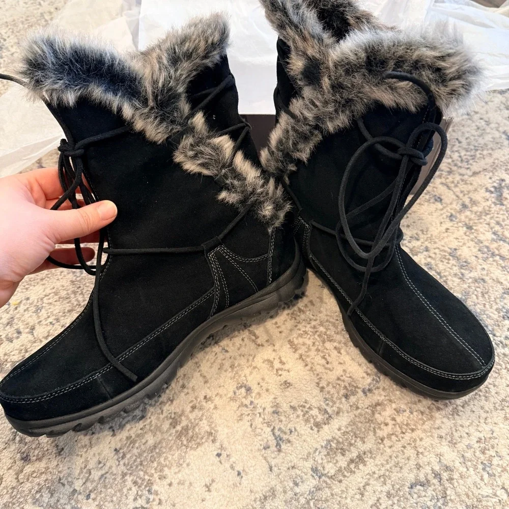NIB MOUNTREK Ellie Lodge Mid Black Suede Faux Fur Winter‎ Boots Womens 9.5